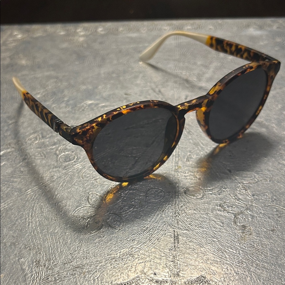 Blenders Eyewear Tortoise Shell Round Sunglasses